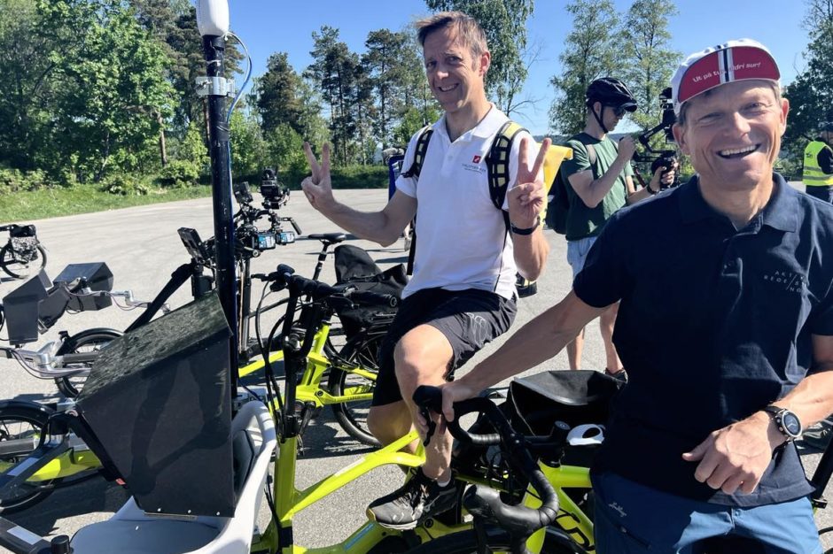 Olav Fjeld Kraugerud og Ola Bustad sykler NRKs rullende studio for å lage sykkelsommer på statskanalen.