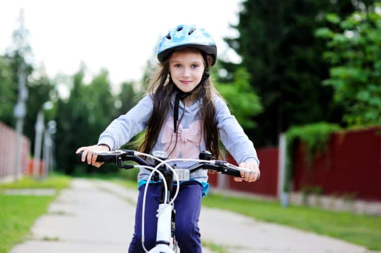 Jente som sykler_bilde fra Trygg Trafikk
