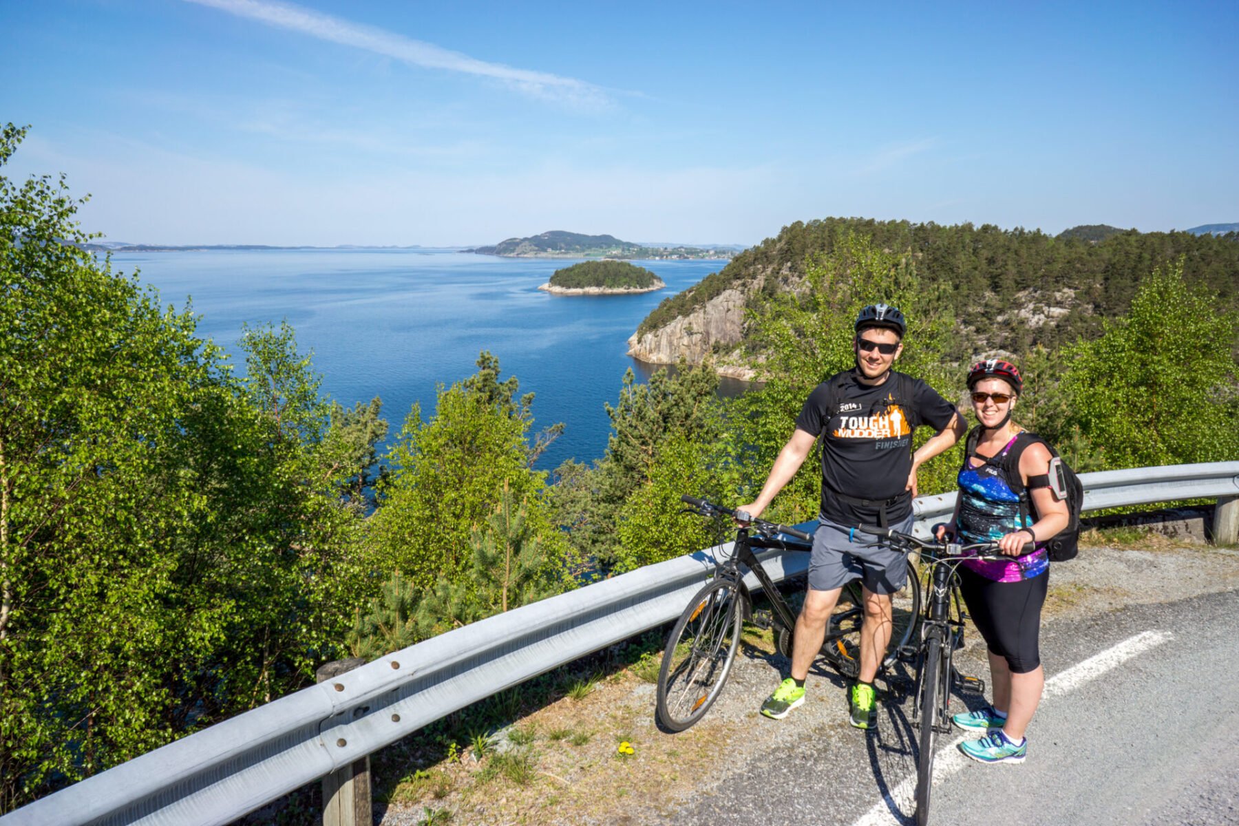 Syklister ved storslått utsikt ved Lysefjorden