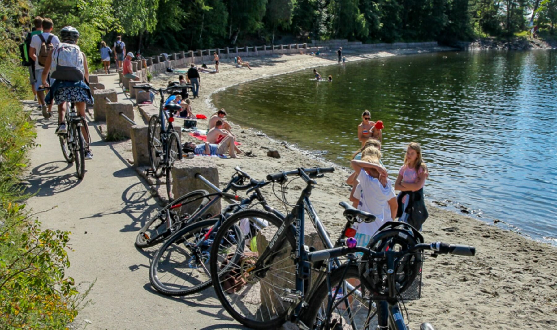 Barn som sykler til badeplass i Oso